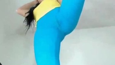 Novinha na webcam se exibindo de leg azul