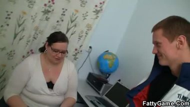 Fat beauty gets her snatch fingered